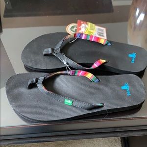 NWT black Sanuk flip flops size 7
